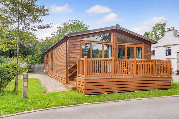 Deluxe 2 Bedroom Lodge, Sleeps 6. With ensuite & decking - Weeley Bridge, Clacton-on-Sea