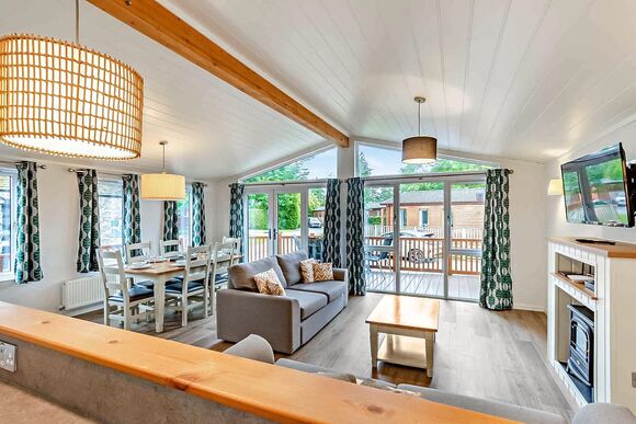 Deluxe 2 Bedroom Lodge, Sleeps 6. With ensuite & decking - Weeley Bridge, Clacton-on-Sea