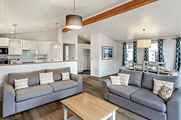 Deluxe 2 Bedroom Lodge, Sleeps 6. With ensuite & decking - Weeley Bridge, Clacton-on-Sea