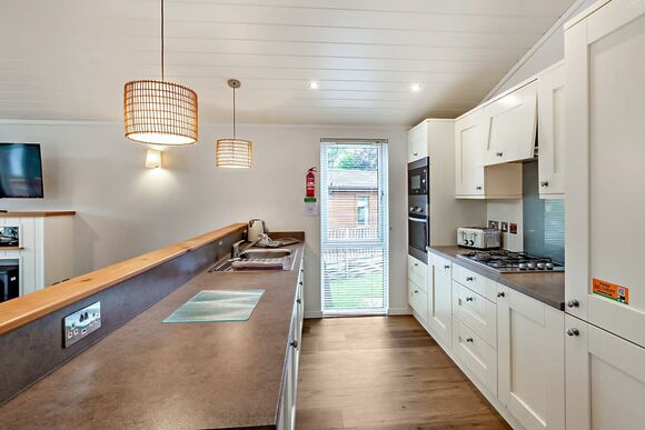 Deluxe 2 Bedroom Lodge, Sleeps 6. With ensuite & decking - Weeley Bridge, Clacton-on-Sea