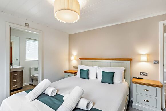 Deluxe 2 Bedroom Lodge, Sleeps 6. With ensuite & decking - Weeley Bridge, Clacton-on-Sea