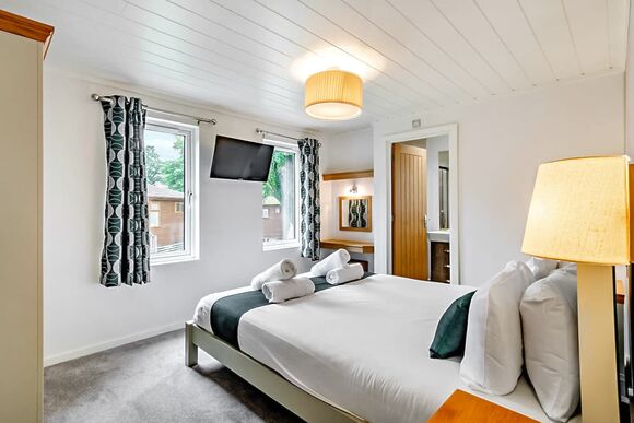 Deluxe 2 Bedroom Lodge, Sleeps 6. With ensuite & decking - Weeley Bridge, Clacton-on-Sea