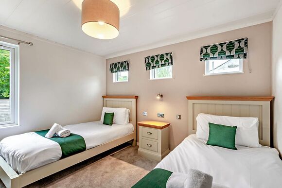 Deluxe 2 Bedroom Lodge, Sleeps 6. With ensuite & decking, Deluxe 2 Bedroom Lodge, Sleeps 6. With ensuite & decking P - Weeley Bridge, Clacton-on-Sea