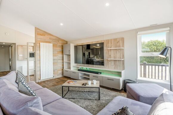 Prestige 2 Bedroom Lodge, Sleeps 4. With ensuite & decking - Weeley Bridge, Clacton-on-Sea