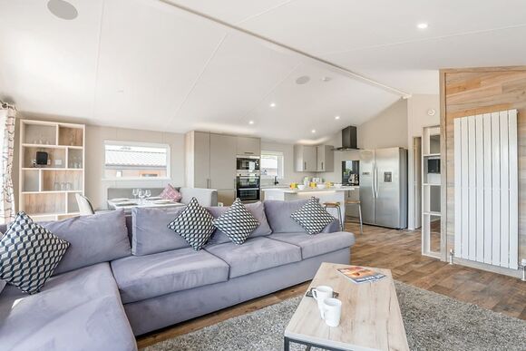Prestige 2 Bedroom Lodge, Sleeps 4. With ensuite & decking - Weeley Bridge, Clacton-on-Sea