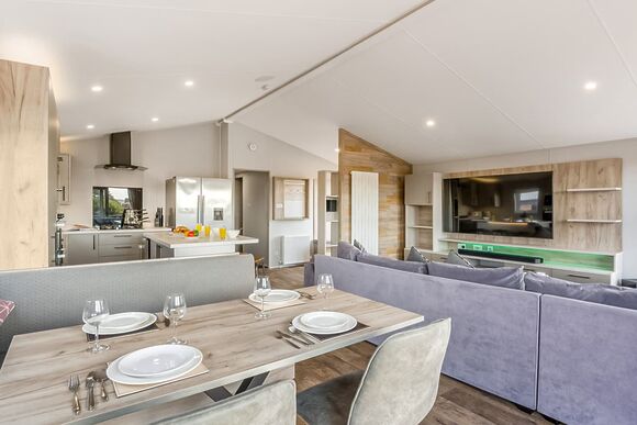 Prestige 2 Bedroom Lodge, Sleeps 4. With ensuite & decking - Weeley Bridge, Clacton-on-Sea