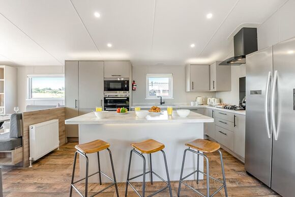 Prestige 2 Bedroom Lodge, Sleeps 4. With ensuite & decking - Weeley Bridge, Clacton-on-Sea