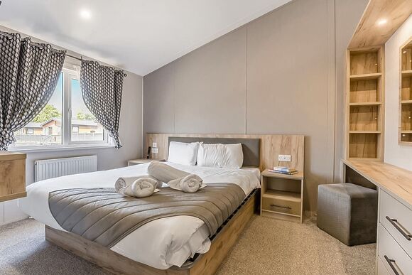 Prestige 2 Bedroom Lodge, Sleeps 4. With ensuite & decking - Weeley Bridge, Clacton-on-Sea