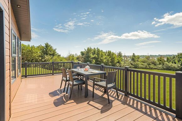 Prestige Lodge with ensuite, decking & lake view - Weeley Bridge, Clacton-on-Sea