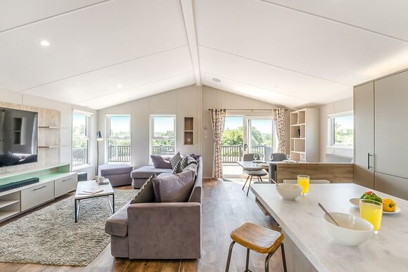 Prestige Lodge with ensuite, decking & lake view - Weeley Bridge, Clacton-on-Sea