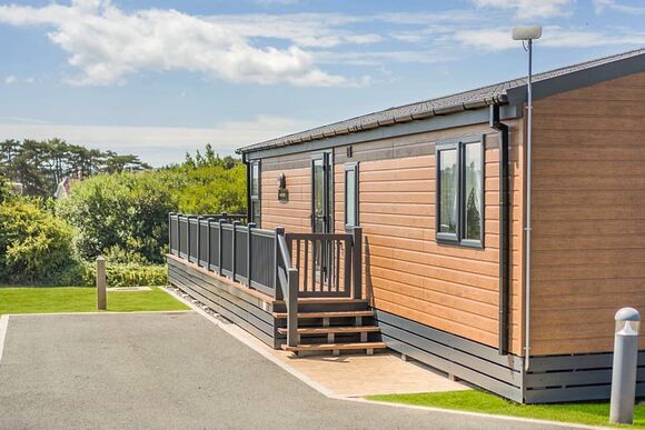 Prestige Lodge with ensuite, decking & lake view - Weeley Bridge, Clacton-on-Sea