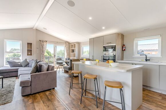 Prestige Lodge with ensuite, decking & lake view - Weeley Bridge, Clacton-on-Sea