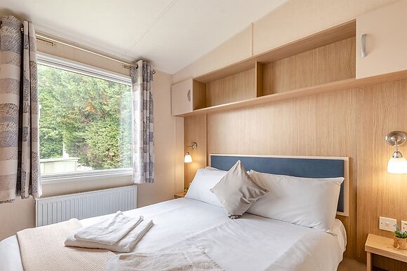 Gold 2 Bedroom Caravan, Sleeps 6. With decking and lake view. - Weeley Bridge, Clacton-on-Sea