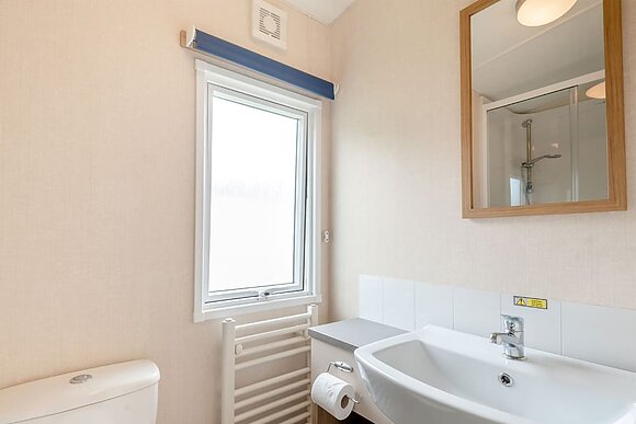 Gold 2 Bedroom Caravan, Sleeps 6. With decking and lake view. - Weeley Bridge, Clacton-on-Sea