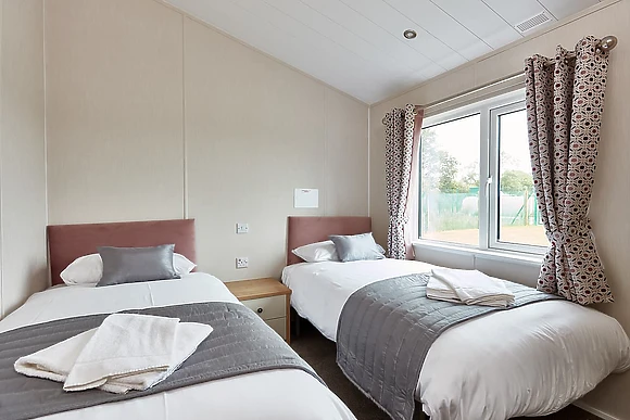 Corton Lodge - Breydon Water, Burgh Castle, Nr Gt Yarmouth