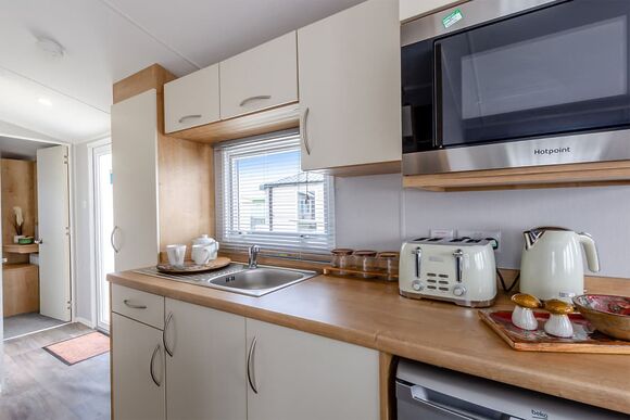 Bronze Caravan with parking 4 - Breydon Water, Burgh Castle, Nr Gt Yarmouth