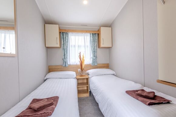 Bronze Caravan with parking 4 - Breydon Water, Burgh Castle, Nr Gt Yarmouth