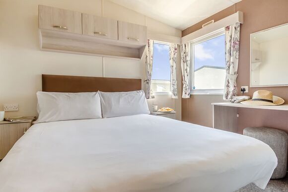 Gold Caravan with parking & decking - Breydon Water, Burgh Castle, Nr Gt Yarmouth