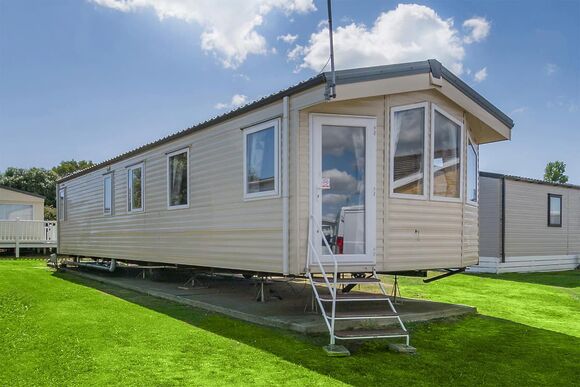Gold Caravan with parking & ensuite - Breydon Water, Burgh Castle, Nr Gt Yarmouth