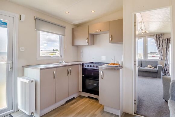 Gold Caravan with parking & ensuite - Breydon Water, Burgh Castle, Nr Gt Yarmouth