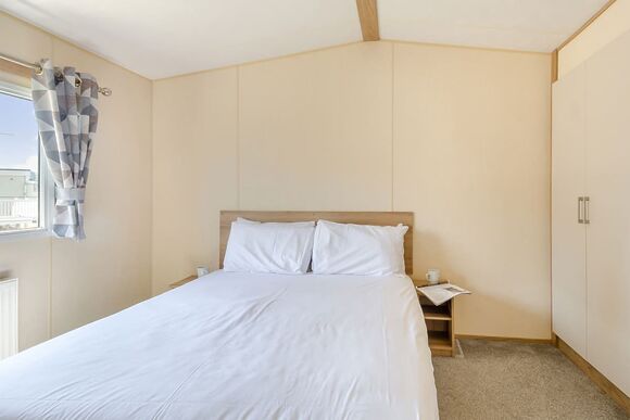 Gold Caravan with parking - Breydon Water, Burgh Castle, Nr Gt Yarmouth