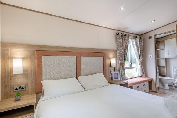 Gold Premium Caravan, parking, ensuite & decking 6 - Breydon Water, Burgh Castle, Nr Gt Yarmouth