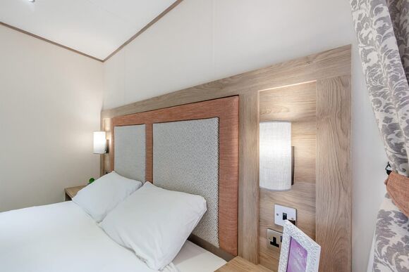 Gold Premium Caravan, parking, ensuite & decking 6 - Breydon Water, Burgh Castle, Nr Gt Yarmouth