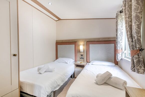 Gold Premium Caravan, parking, ensuite & decking 6 - Breydon Water, Burgh Castle, Nr Gt Yarmouth