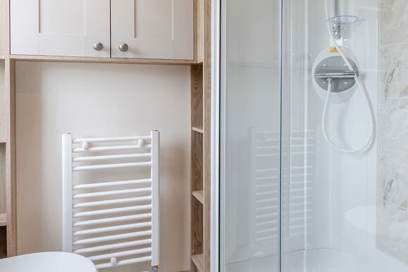 Gold Premium Caravan, parking, ensuite & decking 6 - Breydon Water, Burgh Castle, Nr Gt Yarmouth