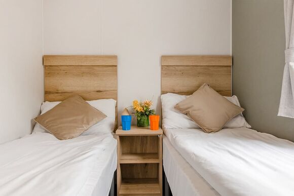 Silver Caravan with parking & ensuite - Breydon Water, Burgh Castle, Nr Gt Yarmouth