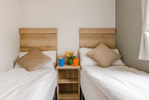 Silver Caravan with parking & decking - Breydon Water, Burgh Castle, Nr Gt Yarmouth