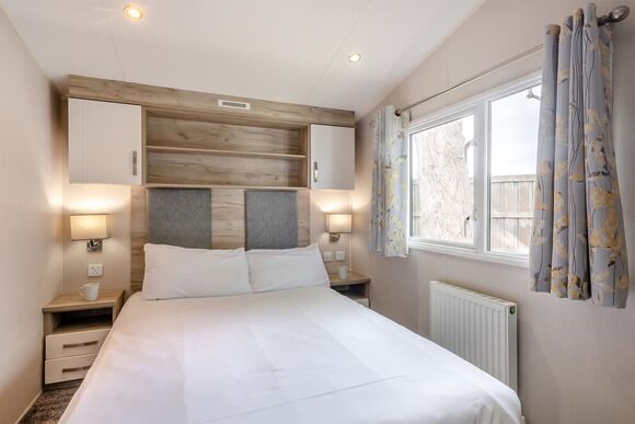 Silver Caravan with parking 8 - Breydon Water, Burgh Castle, Nr Gt Yarmouth