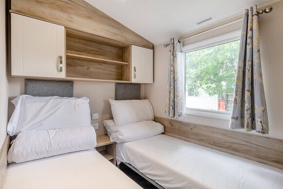 Silver Caravan with parking 8 - Breydon Water, Burgh Castle, Nr Gt Yarmouth