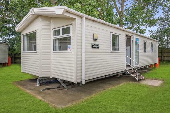 Silver Caravan with parking 8, Silver Caravan with parking 8 P - Breydon Water, Burgh Castle, Nr Gt Yarmouth