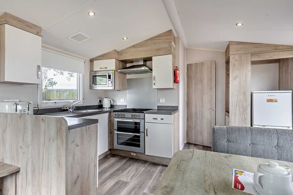 Silver Caravan with parking 8 P, Silver Caravan with parking 8 - Breydon Water, Burgh Castle, Nr Gt Yarmouth