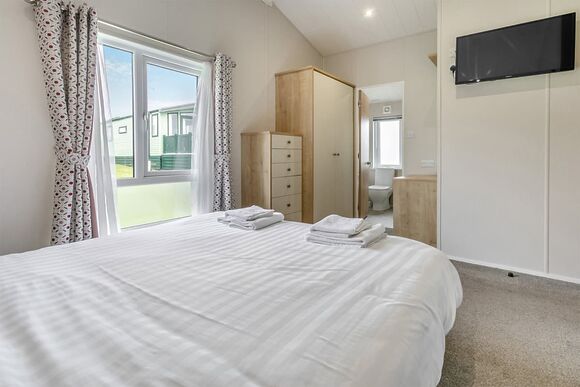 Deluxe Lodge with parking, ensuite & decking, Deluxe Lodge with parking, ensuite & decking P - Breydon Water, Burgh Castle, Nr Gt Yarmouth