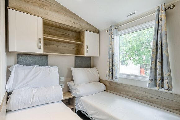 Silver 3 Bedroom Caravan, Sleeps 6. With dedicated parking P - Breydon Water, Burgh Castle, Nr Gt Yarmouth