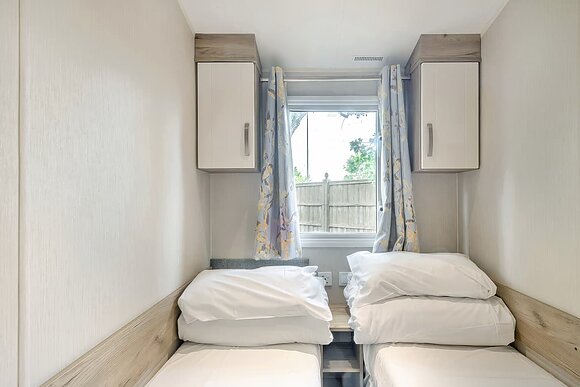 Silver 3 Bedroom Caravan, Sleeps 6. With dedicated parking P - Breydon Water, Burgh Castle, Nr Gt Yarmouth