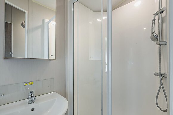 Silver 3 Bedroom Caravan, Sleeps 6. With dedicated parking P - Breydon Water, Burgh Castle, Nr Gt Yarmouth