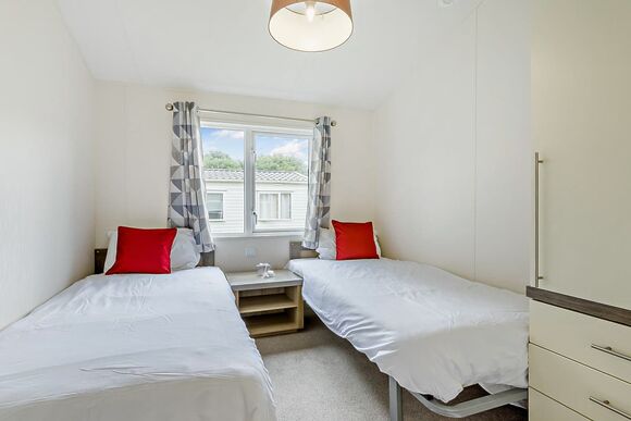 Prestige 2 Bed Sleeps 4. Parking, ensuite, decking - Breydon Water, Burgh Castle, Nr Gt Yarmouth