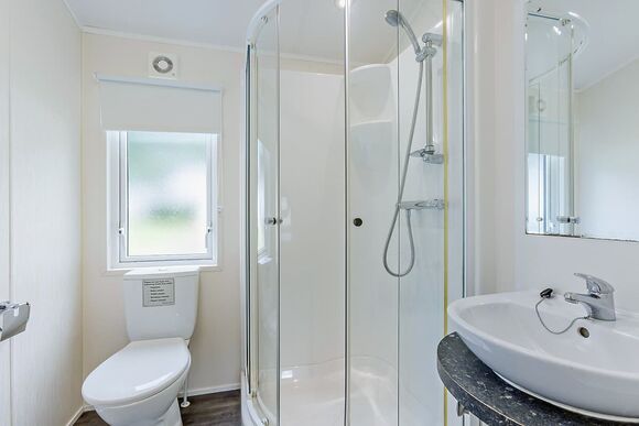 Prestige 2 Bed Sleeps 4. Parking, ensuite, decking - Breydon Water, Burgh Castle, Nr Gt Yarmouth