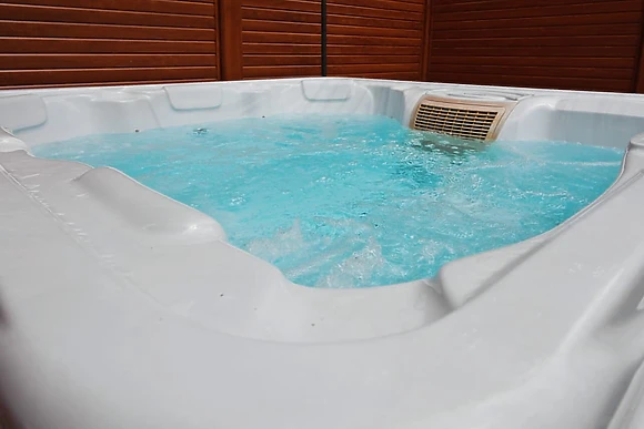 Hot Tub Lodge 2 - Percy Wood Golf and Country Park, Morpeth