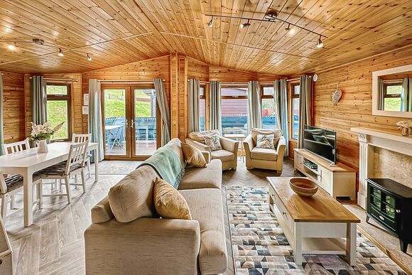 Aintree Lodge - Pant Wilkin Lodges and Equestrian Centre, Cowbridge