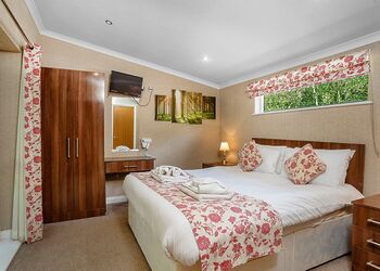 Fox Cub - Quarry Walk Lodges, Freehay, Cheadle