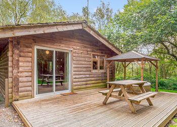 Squirrel Log Cabin 4 (Pet) - Quarry Walk Lodges, Freehay, Cheadle