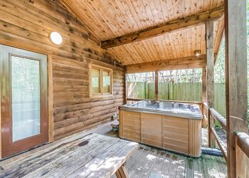 Badger Log Cabin 4 (Pet) - Quarry Walk Lodges, Freehay, Cheadle