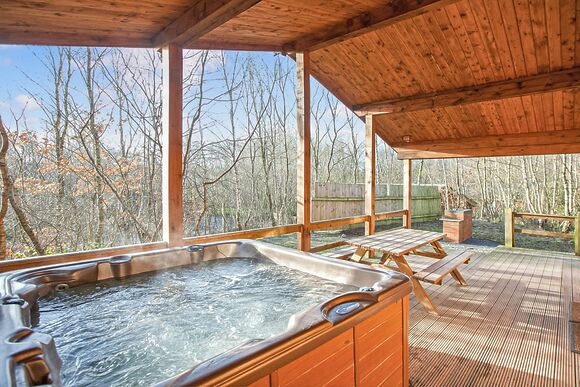 Badger Log Cabin 6 (Pet) - Quarry Walk Lodges, Freehay, Cheadle