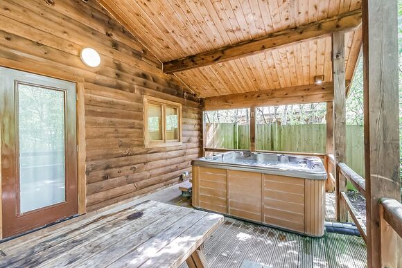 Badger Log Cabin 4 (Pet) - Quarry Walk Lodges, Freehay, Cheadle