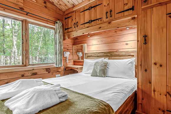 Squirrel Log Cabin 4 - Quarry Walk Lodges, Freehay, Cheadle