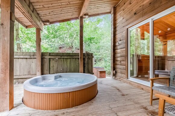 Woodpecker Log Cabin 2 - Quarry Walk Lodges, Freehay, Cheadle